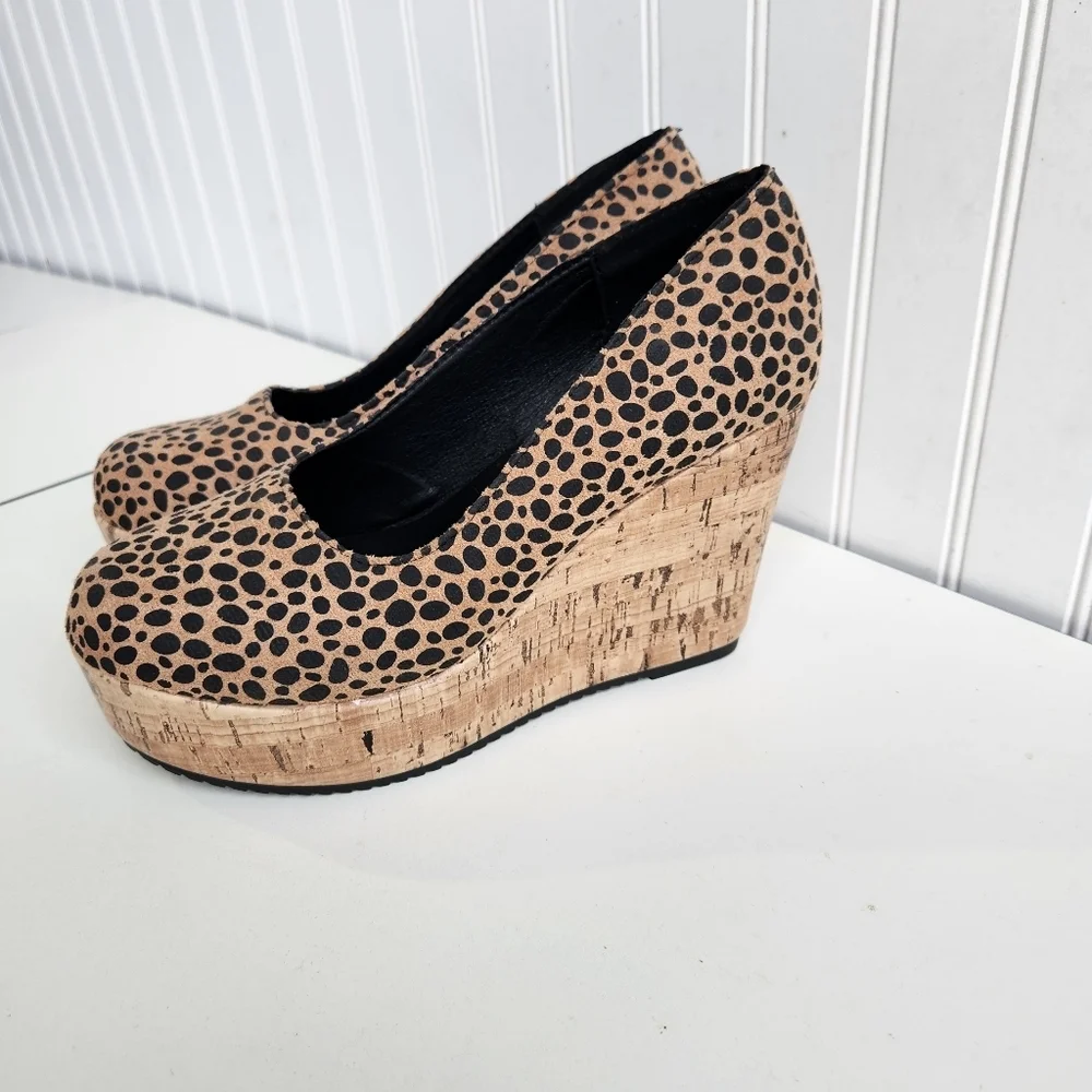 Women Pumps Platform 2in on front 4in on back of shoe High Heels size 9.5
